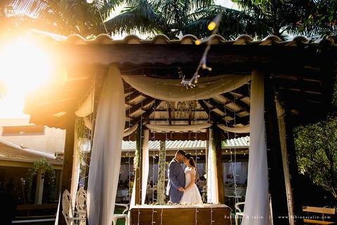 andressa justiniano make, penteado de noiva, dia da noiva, casamento de dia, jardim das orquideas, buquet cacho de uva, maquiagem para noiva, terno azul para noivo, madrinhas em tons pasteis, vestido de madrinha claros,  sapato noivo, padrinhos alegres'