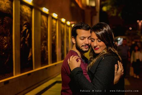 avenida paulista, ensaio de casal a noite, ensaio de casal urbano, ensaio com roupa preta, ensaio de casal, fabiana e julio, pre-wedding, ideia para ensaio de casal,.'