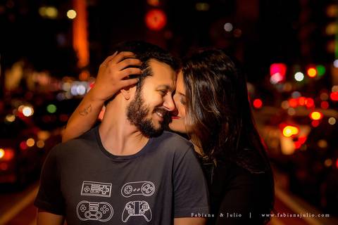 avenida paulista, ensaio de casal a noite, ensaio de casal urbano, ensaio com roupa preta, ensaio de casal, fabiana e julio, pre-wedding, ideia para ensaio de casal,.'