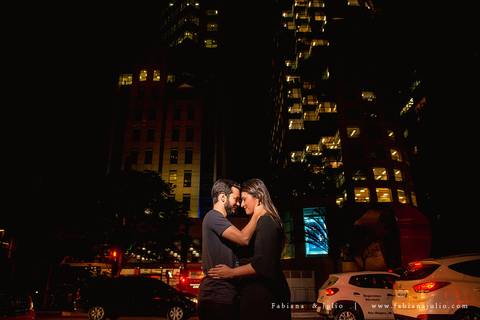 avenida paulista, ensaio de casal a noite, ensaio de casal urbano, ensaio com roupa preta, ensaio de casal, fabiana e julio, pre-wedding, ideia para ensaio de casal,.'