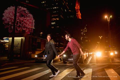 avenida paulista, ensaio de casal a noite, ensaio de casal urbano, ensaio com roupa preta, ensaio de casal, fabiana e julio, pre-wedding, ideia para ensaio de casal,.'