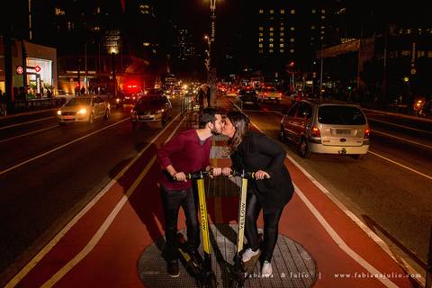 avenida paulista, ensaio de casal a noite, ensaio de casal urbano, ensaio com roupa preta, ensaio de casal, fabiana e julio, pre-wedding, ideia para ensaio de casal,.'
