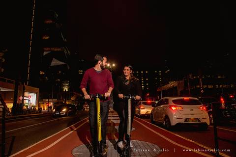 avenida paulista, ensaio de casal a noite, ensaio de casal urbano, ensaio com roupa preta, ensaio de casal, fabiana e julio, pre-wedding, ideia para ensaio de casal,.'