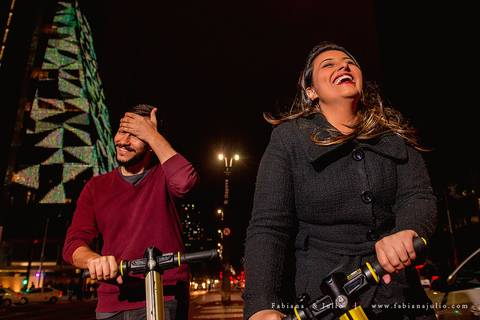 avenida paulista, ensaio de casal a noite, ensaio de casal urbano, ensaio com roupa preta, ensaio de casal, fabiana e julio, pre-wedding, ideia para ensaio de casal,.'