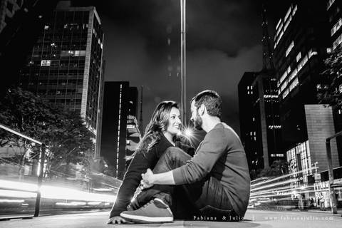 avenida paulista, ensaio de casal a noite, ensaio de casal urbano, ensaio com roupa preta, ensaio de casal, fabiana e julio, pre-wedding, ideia para ensaio de casal,.'
