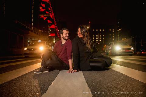 avenida paulista, ensaio de casal a noite, ensaio de casal urbano, ensaio com roupa preta, ensaio de casal, fabiana e julio, pre-wedding, ideia para ensaio de casal,.'