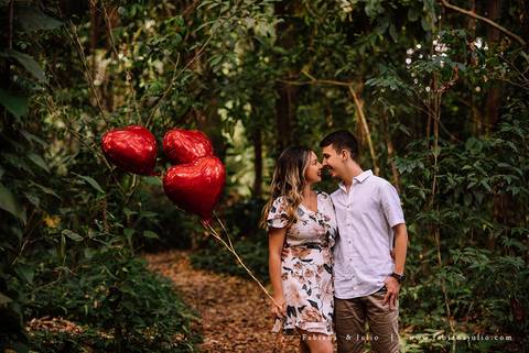 ensaio de casal, vestido florido para ensaio, jardim botanico de santos, ensaio de casal, fotografia de casamento, fabiana e julio, pre-wedding, dicas para ensaio de casal, baloes para ensaio de casal, buque para ensaio'