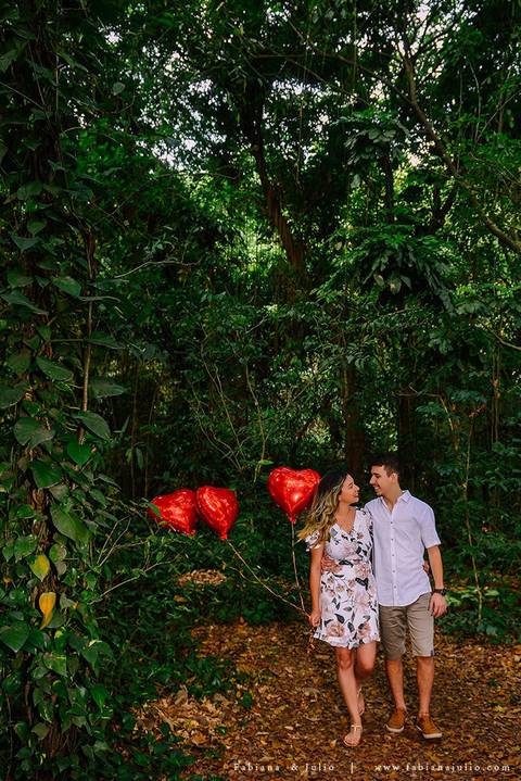 ensaio de casal, vestido florido para ensaio, jardim botanico de santos, ensaio de casal, fotografia de casamento, fabiana e julio, pre-wedding, dicas para ensaio de casal, baloes para ensaio de casal, buque para ensaio'