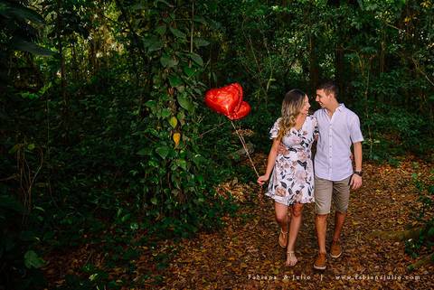 ensaio de casal, vestido florido para ensaio, jardim botanico de santos, ensaio de casal, fotografia de casamento, fabiana e julio, pre-wedding, dicas para ensaio de casal, baloes para ensaio de casal, buque para ensaio'