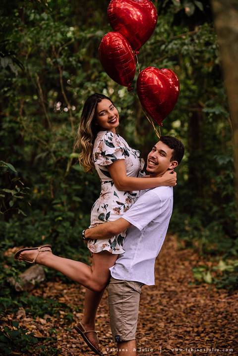 ensaio de casal, vestido florido para ensaio, jardim botanico de santos, ensaio de casal, fotografia de casamento, fabiana e julio, pre-wedding, dicas para ensaio de casal, baloes para ensaio de casal, buque para ensaio'