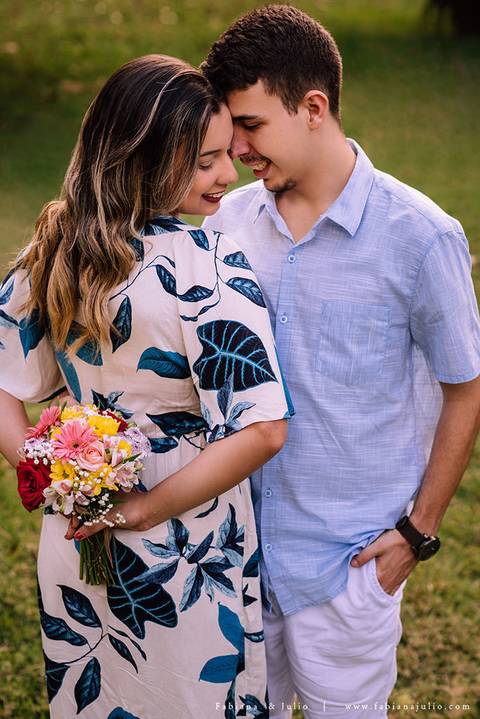 ensaio de casal, vestido florido para ensaio, jardim botanico de santos, ensaio de casal, fotografia de casamento, fabiana e julio, pre-wedding, dicas para ensaio de casal, baloes para ensaio de casal, buque para ensaio'