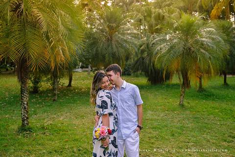 ensaio de casal, vestido florido para ensaio, jardim botanico de santos, ensaio de casal, fotografia de casamento, fabiana e julio, pre-wedding, dicas para ensaio de casal, baloes para ensaio de casal, buque para ensaio'