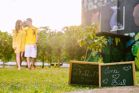 ensaio de casal, vestido florido para ensaio, jardim botanico de santos, ensaio de casal, fotografia de casamento, fabiana e julio, pre-wedding, dicas para ensaio de casal, baloes para ensaio de casal, buque para ensaio'