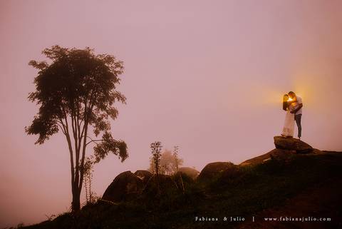 ensaio de csal, mairiporã, pedreira do DIB, ensaio de casal externo, look para ensaio, fabiana e julio, fotografia para sempre, victor mattos, andressa helena, espaço serra do mar, casamento, noivos, vestido de noiva, vestido listrado'