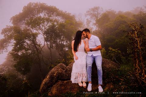 ensaio de csal, mairiporã, pedreira do DIB, ensaio de casal externo, look para ensaio, fabiana e julio, fotografia para sempre, victor mattos, andressa helena, espaço serra do mar, casamento, noivos, vestido de noiva, vestido listrado'