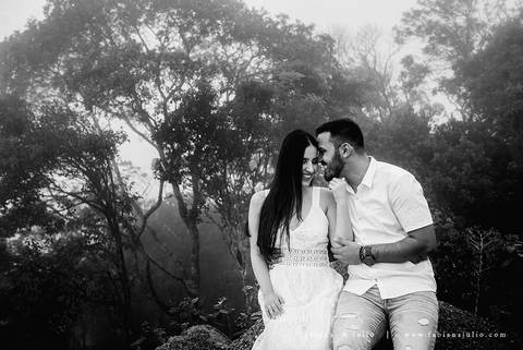 ensaio de csal, mairiporã, pedreira do DIB, ensaio de casal externo, look para ensaio, fabiana e julio, fotografia para sempre, victor mattos, andressa helena, espaço serra do mar, casamento, noivos, vestido de noiva, vestido listrado'