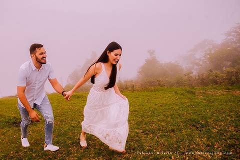 ensaio de csal, mairiporã, pedreira do DIB, ensaio de casal externo, look para ensaio, fabiana e julio, fotografia para sempre, victor mattos, andressa helena, espaço serra do mar, casamento, noivos, vestido de noiva, vestido listrado'
