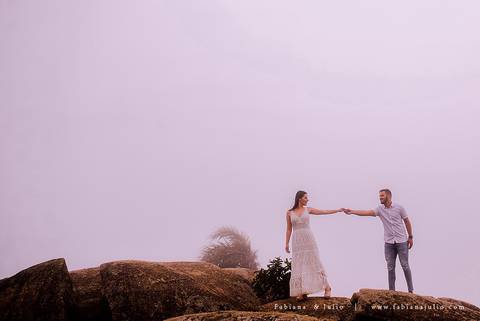 ensaio de csal, mairiporã, pedreira do DIB, ensaio de casal externo, look para ensaio, fabiana e julio, fotografia para sempre, victor mattos, andressa helena, espaço serra do mar, casamento, noivos, vestido de noiva, vestido listrado'