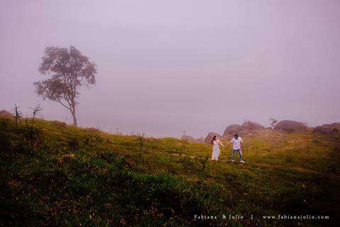 ensaio de csal, mairiporã, pedreira do DIB, ensaio de casal externo, look para ensaio, fabiana e julio, fotografia para sempre, victor mattos, andressa helena, espaço serra do mar, casamento, noivos, vestido de noiva, vestido listrado'