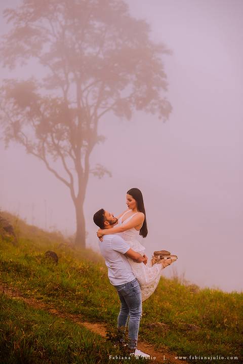 ensaio de csal, mairiporã, pedreira do DIB, ensaio de casal externo, look para ensaio, fabiana e julio, fotografia para sempre, victor mattos, andressa helena, espaço serra do mar, casamento, noivos, vestido de noiva, vestido listrado'