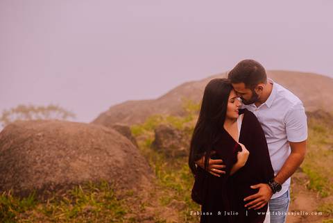 ensaio de csal, mairiporã, pedreira do DIB, ensaio de casal externo, look para ensaio, fabiana e julio, fotografia para sempre, victor mattos, andressa helena, espaço serra do mar, casamento, noivos, vestido de noiva, vestido listrado'