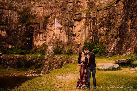 ensaio de csal, mairiporã, pedreira do DIB, ensaio de casal externo, look para ensaio, fabiana e julio, fotografia para sempre, victor mattos, andressa helena, espaço serra do mar, casamento, noivos, vestido de noiva, vestido listrado'