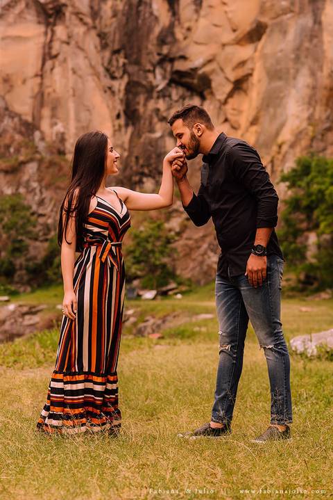ensaio de csal, mairiporã, pedreira do DIB, ensaio de casal externo, look para ensaio, fabiana e julio, fotografia para sempre, victor mattos, andressa helena, espaço serra do mar, casamento, noivos, vestido de noiva, vestido listrado'