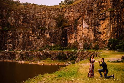ensaio de csal, mairiporã, pedreira do DIB, ensaio de casal externo, look para ensaio, fabiana e julio, fotografia para sempre, victor mattos, andressa helena, espaço serra do mar, casamento, noivos, vestido de noiva, vestido listrado'