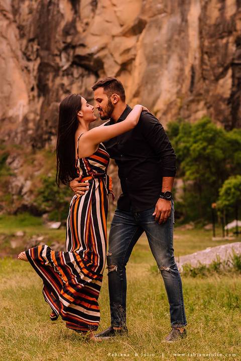 ensaio de csal, mairiporã, pedreira do DIB, ensaio de casal externo, look para ensaio, fabiana e julio, fotografia para sempre, victor mattos, andressa helena, espaço serra do mar, casamento, noivos, vestido de noiva, vestido listrado'