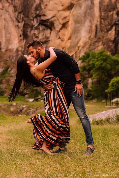 ensaio de csal, mairiporã, pedreira do DIB, ensaio de casal externo, look para ensaio, fabiana e julio, fotografia para sempre, victor mattos, andressa helena, espaço serra do mar, casamento, noivos, vestido de noiva, vestido listrado'
