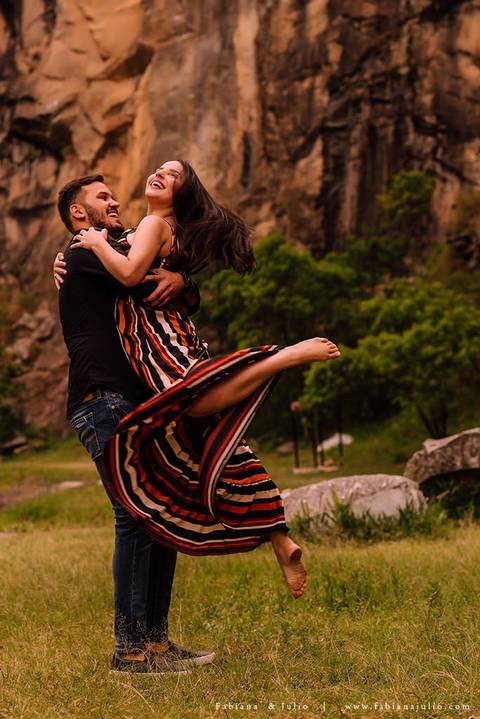 ensaio de csal, mairiporã, pedreira do DIB, ensaio de casal externo, look para ensaio, fabiana e julio, fotografia para sempre, victor mattos, andressa helena, espaço serra do mar, casamento, noivos, vestido de noiva, vestido listrado'