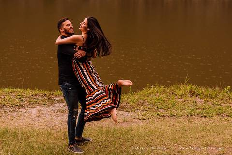 ensaio de csal, mairiporã, pedreira do DIB, ensaio de casal externo, look para ensaio, fabiana e julio, fotografia para sempre, victor mattos, andressa helena, espaço serra do mar, casamento, noivos, vestido de noiva, vestido listrado'