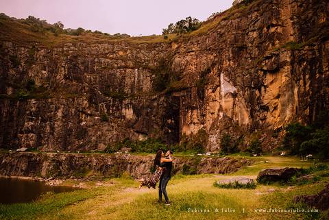 ensaio de csal, mairiporã, pedreira do DIB, ensaio de casal externo, look para ensaio, fabiana e julio, fotografia para sempre, victor mattos, andressa helena, espaço serra do mar, casamento, noivos, vestido de noiva, vestido listrado'