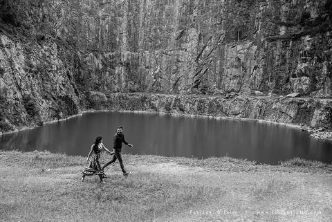 ensaio de csal, mairiporã, pedreira do DIB, ensaio de casal externo, look para ensaio, fabiana e julio, fotografia para sempre, victor mattos, andressa helena, espaço serra do mar, casamento, noivos, vestido de noiva, vestido listrado'