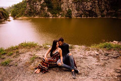 ensaio de csal, mairiporã, pedreira do DIB, ensaio de casal externo, look para ensaio, fabiana e julio, fotografia para sempre, victor mattos, andressa helena, espaço serra do mar, casamento, noivos, vestido de noiva, vestido listrado'