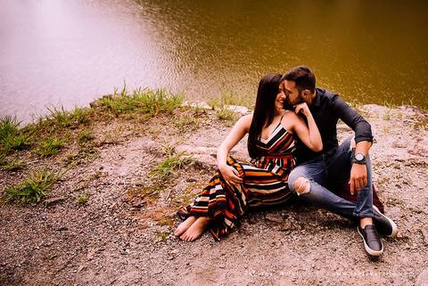 ensaio de csal, mairiporã, pedreira do DIB, ensaio de casal externo, look para ensaio, fabiana e julio, fotografia para sempre, victor mattos, andressa helena, espaço serra do mar, casamento, noivos, vestido de noiva, vestido listrado'