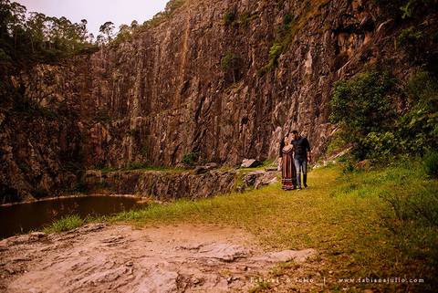 ensaio de csal, mairiporã, pedreira do DIB, ensaio de casal externo, look para ensaio, fabiana e julio, fotografia para sempre, victor mattos, andressa helena, espaço serra do mar, casamento, noivos, vestido de noiva, vestido listrado'