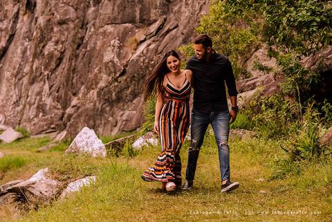 ensaio de csal, mairiporã, pedreira do DIB, ensaio de casal externo, look para ensaio, fabiana e julio, fotografia para sempre, victor mattos, andressa helena, espaço serra do mar, casamento, noivos, vestido de noiva, vestido listrado'