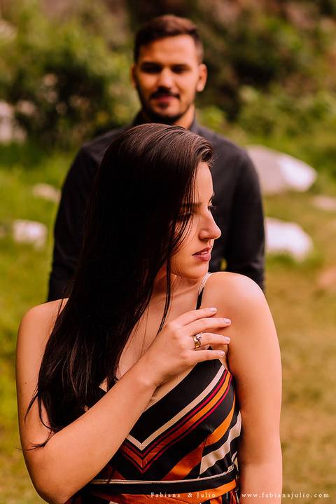 ensaio de csal, mairiporã, pedreira do DIB, ensaio de casal externo, look para ensaio, fabiana e julio, fotografia para sempre, victor mattos, andressa helena, espaço serra do mar, casamento, noivos, vestido de noiva, vestido listrado'