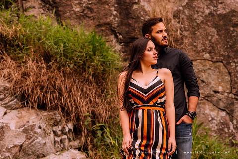 ensaio de csal, mairiporã, pedreira do DIB, ensaio de casal externo, look para ensaio, fabiana e julio, fotografia para sempre, victor mattos, andressa helena, espaço serra do mar, casamento, noivos, vestido de noiva, vestido listrado'