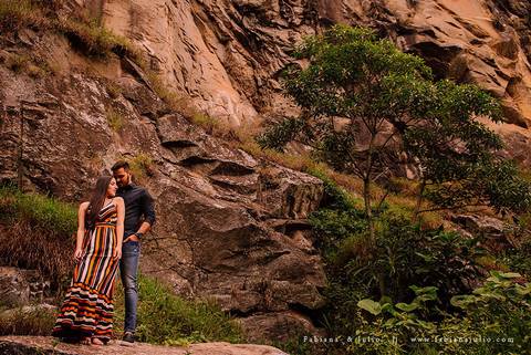 ensaio de csal, mairiporã, pedreira do DIB, ensaio de casal externo, look para ensaio, fabiana e julio, fotografia para sempre, victor mattos, andressa helena, espaço serra do mar, casamento, noivos, vestido de noiva, vestido listrado'