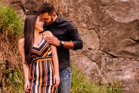 ensaio de csal, mairiporã, pedreira do DIB, ensaio de casal externo, look para ensaio, fabiana e julio, fotografia para sempre, victor mattos, andressa helena, espaço serra do mar, casamento, noivos, vestido de noiva, vestido listrado'