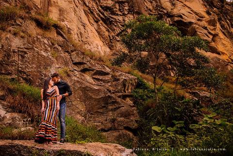 ensaio de csal, mairiporã, pedreira do DIB, ensaio de casal externo, look para ensaio, fabiana e julio, fotografia para sempre, victor mattos, andressa helena, espaço serra do mar, casamento, noivos, vestido de noiva, vestido listrado'