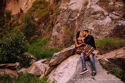 ensaio de csal, mairiporã, pedreira do DIB, ensaio de casal externo, look para ensaio, fabiana e julio, fotografia para sempre, victor mattos, andressa helena, espaço serra do mar, casamento, noivos, vestido de noiva, vestido listrado'