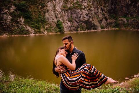 ensaio de csal, mairiporã, pedreira do DIB, ensaio de casal externo, look para ensaio, fabiana e julio, fotografia para sempre, victor mattos, andressa helena, espaço serra do mar, casamento, noivos, vestido de noiva, vestido listrado'