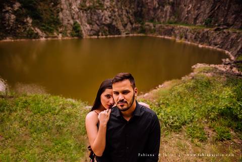 ensaio de csal, mairiporã, pedreira do DIB, ensaio de casal externo, look para ensaio, fabiana e julio, fotografia para sempre, victor mattos, andressa helena, espaço serra do mar, casamento, noivos, vestido de noiva, vestido listrado'