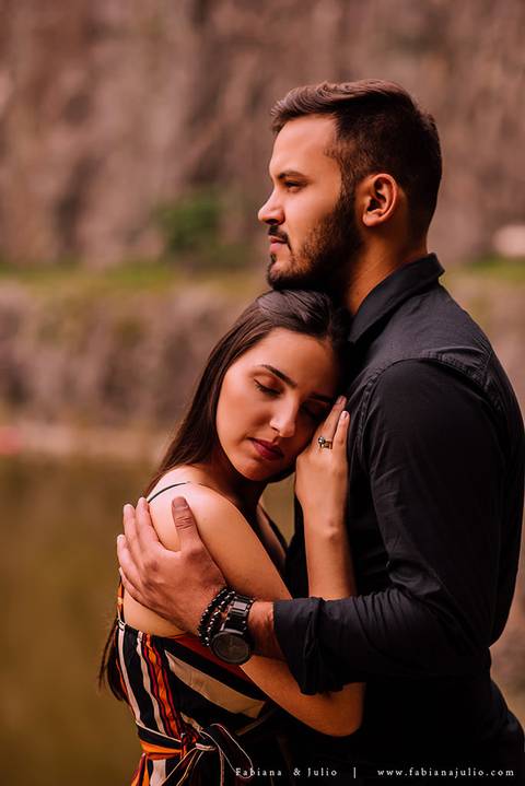 ensaio de csal, mairiporã, pedreira do DIB, ensaio de casal externo, look para ensaio, fabiana e julio, fotografia para sempre, victor mattos, andressa helena, espaço serra do mar, casamento, noivos, vestido de noiva, vestido listradoensaio de csal, mairi'