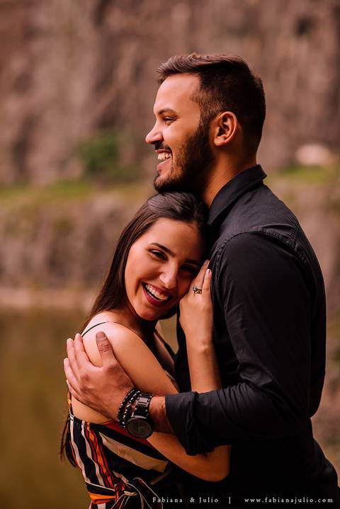 ensaio de csal, mairiporã, pedreira do DIB, ensaio de casal externo, look para ensaio, fabiana e julio, fotografia para sempre, victor mattos, andressa helena, espaço serra do mar, casamento, noivos, vestido de noiva, vestido listrado'