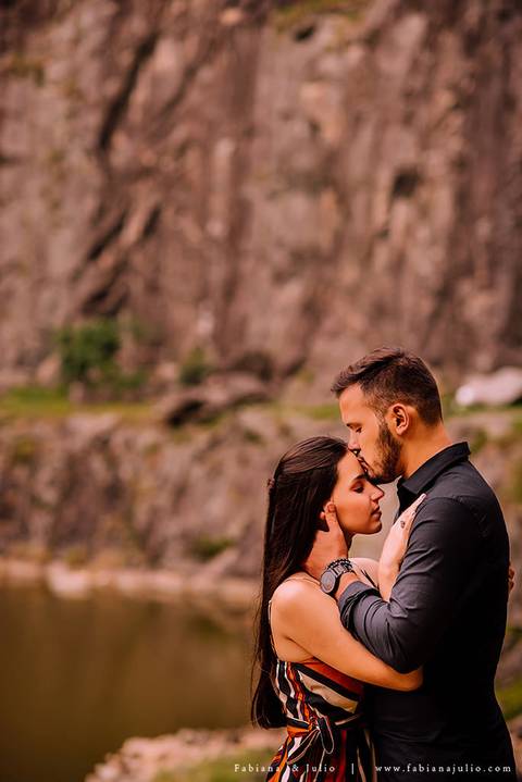 ensaio de csal, mairiporã, pedreira do DIB, ensaio de casal externo, look para ensaio, fabiana e julio, fotografia para sempre, victor mattos, andressa helena, espaço serra do mar, casamento, noivos, vestido de noiva, vestido listrado'