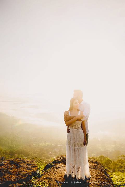 ensaio de csal, mairiporã, pedreira do DIB, ensaio de casal externo, look para ensaio, fabiana e julio, fotografia para sempre, victor mattos, andressa helena, espaço serra do mar, casamento, noivos, vestido de noiva, vestido listradoensaio de csal, mairi'